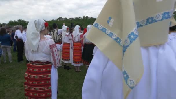 Emberek Táncosokat Csodálnak Színpadon — Stock videók