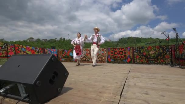 Ζευγάρι Παραδοσιακά Ρούχα Χορεύει — Αρχείο Βίντεο