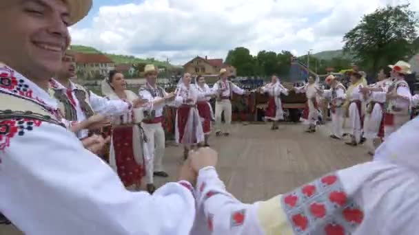 舞台上的罗马尼亚传统舞蹈家 — 图库视频影像