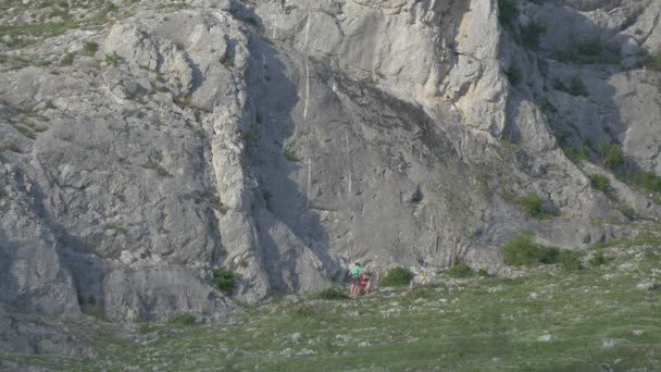 Rock Climbers Coiling Rope — Αρχείο Βίντεο