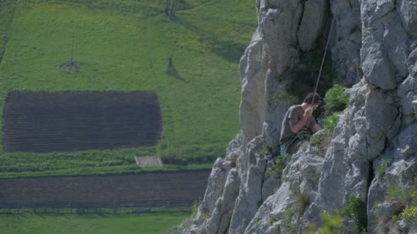 Bergsklättrare Firar Piatra Secuiului — Stockvideo