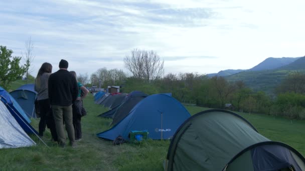 Menschen Stehen Der Nähe Von Zelten — Stockvideo