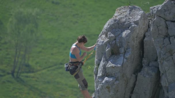 崖の上の女性岩登り — ストック動画