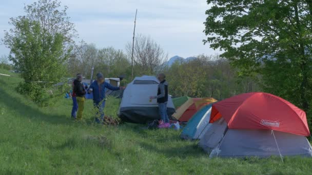Junge Männer Ziehen Ihr Zelt — Stockvideo