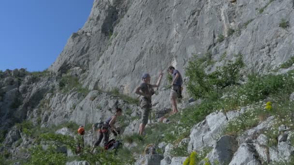 Kletterer Wickelt Das Kletterseil — Stockvideo