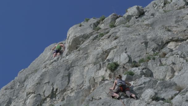 登山ルートの終わりにロッククライマー — ストック動画