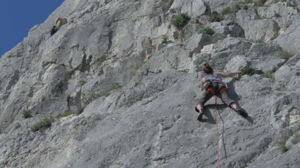 Mujer Rock Climbing Piatra Secuiului — Vídeos de Stock