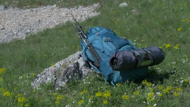 Uma Mochila Uma Pedra — Vídeo de Stock