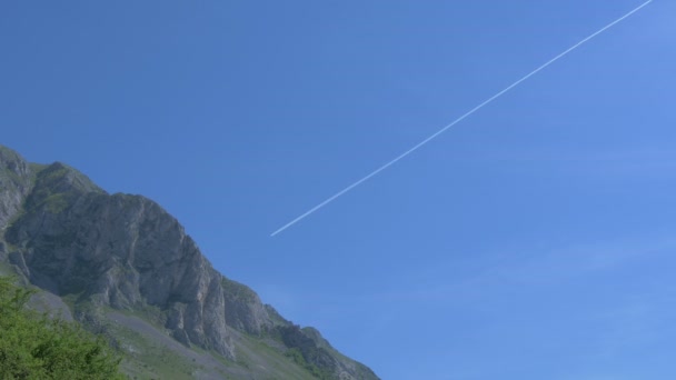 Ein Flugzeug Über Piatra Secuiului — Stockvideo