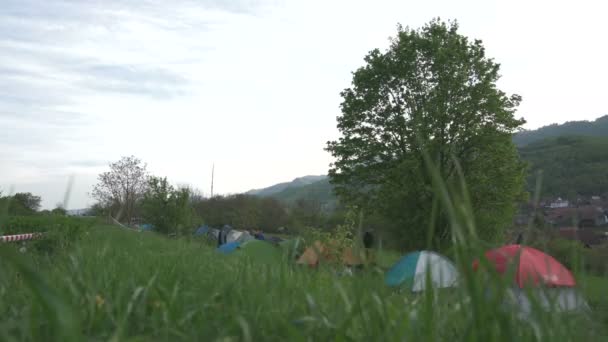 Gente Acampando Montañas Verano — Vídeos de Stock