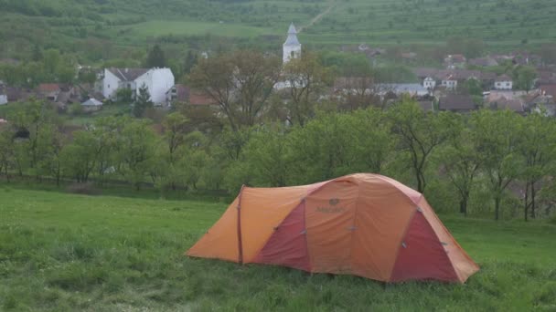 Оранжевая Палатка Разбитая Риметее — стоковое видео