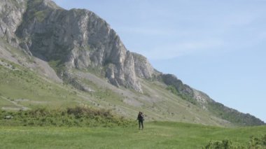 Piatra Secuiului yakınlarında yürüyüş yapan bir kadın.