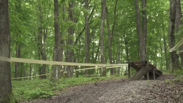 Radfahrer Springt Über Holzrampe — Stockvideo