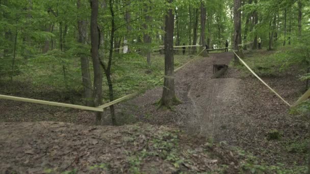 Biker Sauter Par Dessus Une Rampe Bois — Video