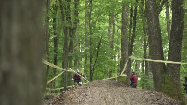 Rowerzyści Górscy Ścigają Się Lesie — Wideo stockowe