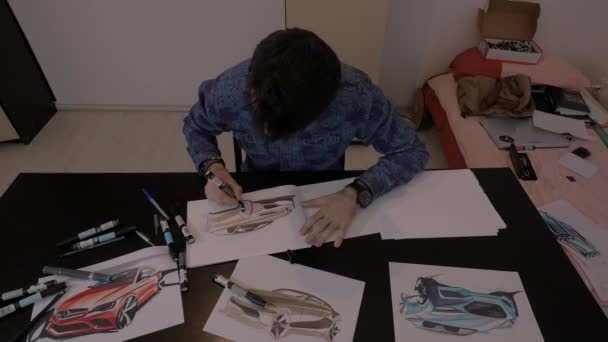 Hombre Dibujando Dentro Una Habitación — Vídeo de stock