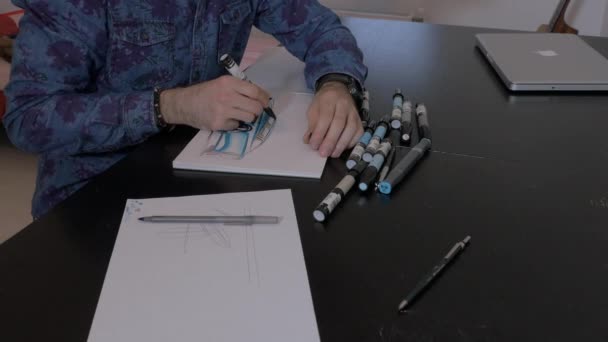 Siyah Çizim Masasında Sanatçı — Stok video