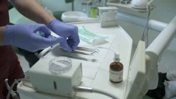 Mains Organisant Des Outils Dans Une Clinique Dentaire — Video