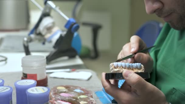 Technician Applying Porcelain Dentition Mold — Wideo stockowe