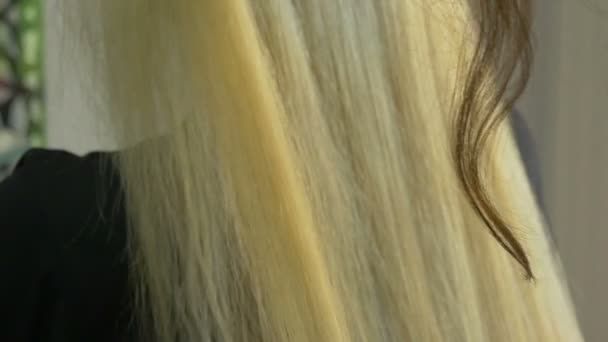 Hairstylist Straightening Long Blond Hair — Stock Video