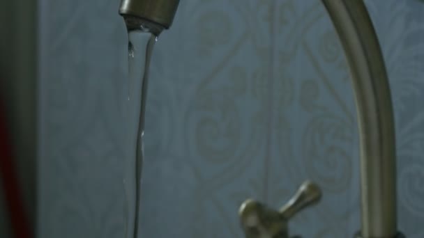 Rubinetto Metallico Con Acqua Che Cade Nel Lavandino — Video Stock