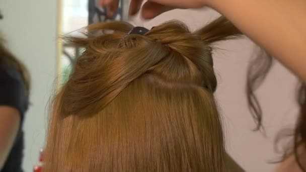 Στυλίστρια Που Φτιάχνει Μαλλιά Μιας Γυναίκας — Αρχείο Βίντεο