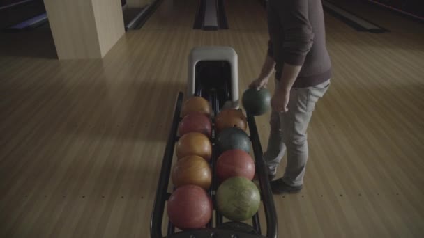 Jogador Jogando Uma Bola Uma Pista Bowling — Vídeo de Stock