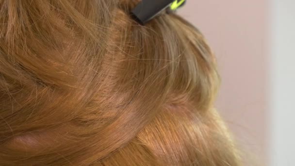 Крупним Планом Жінка Руки Завивання Волосся — стокове відео