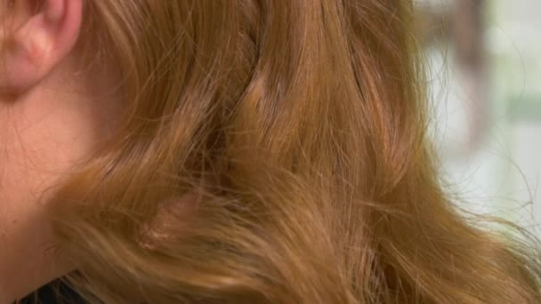 Крупним Планом Жінка Волосся Скручується — стокове відео