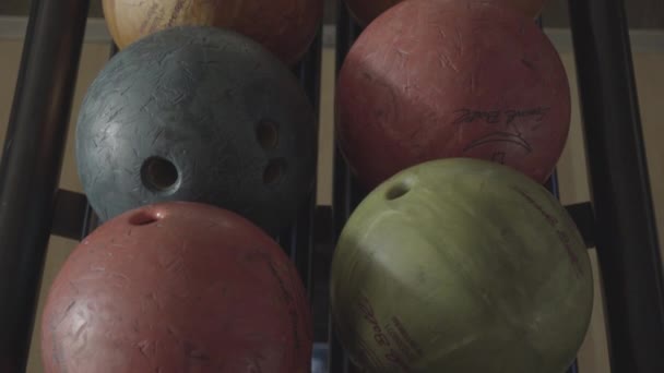 Hoge Hoek Uitzicht Van Bowlingballen — Stockvideo