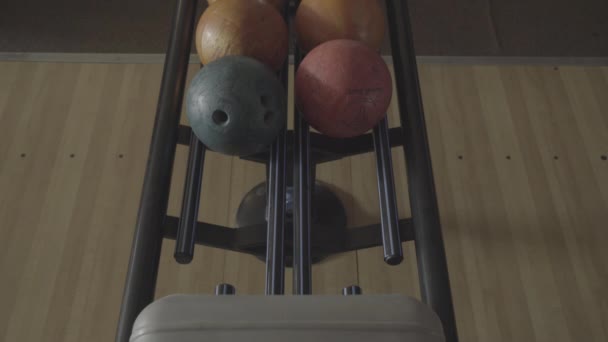 Bowlingballen Komen Terug Naar Het Ballenrek — Stockvideo