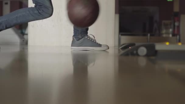 Jambes Joueur Lançant Une Boule Bowling — Video