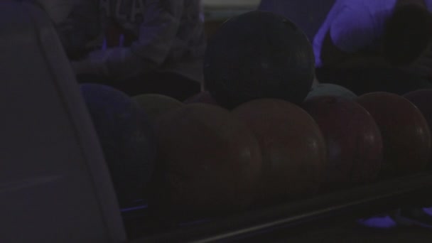 Felemelni Egy Bowling Golyót Egy Állványról — Stock videók