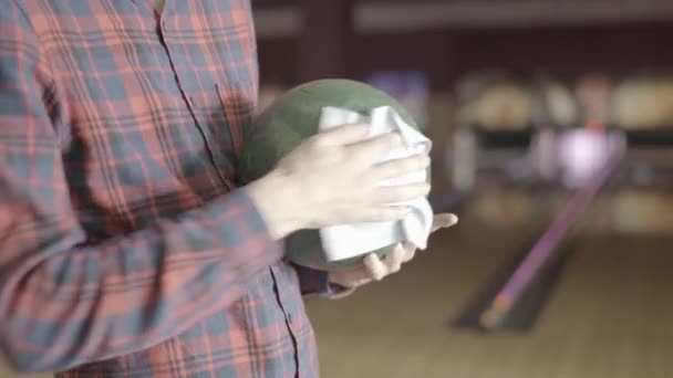Spielerhände Beim Putzen Einer Bowlingkugel — Stockvideo