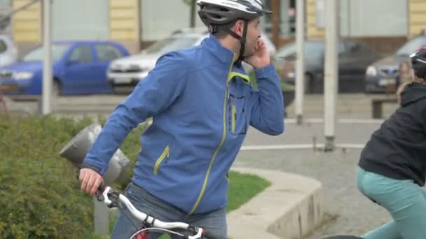 Hombre Hablando Por Teléfono Montando Bicicleta — Vídeo de stock