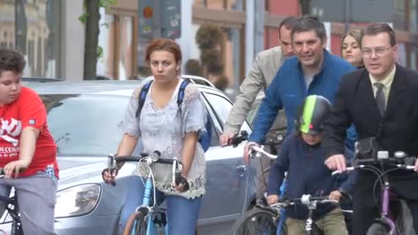 Oameni Care Merg Bicicleta Oraș — Videoclip de stoc