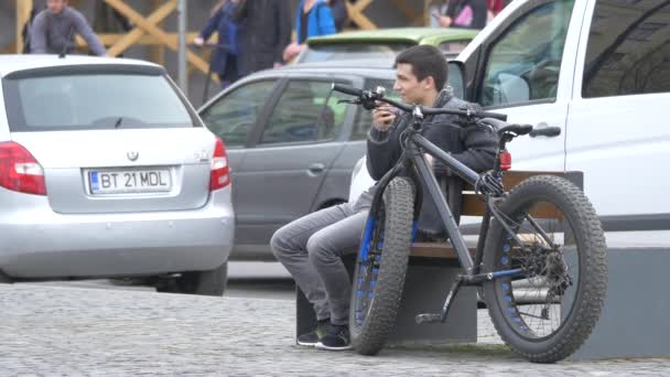 Joven Con Una Bicicleta — Vídeos de Stock