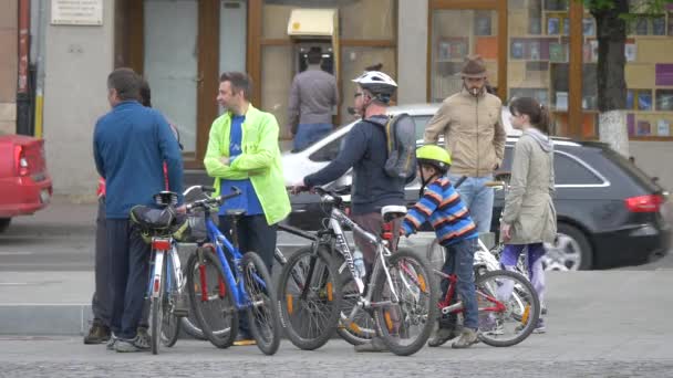 Motorsyklister Som Står Snakker – stockvideo