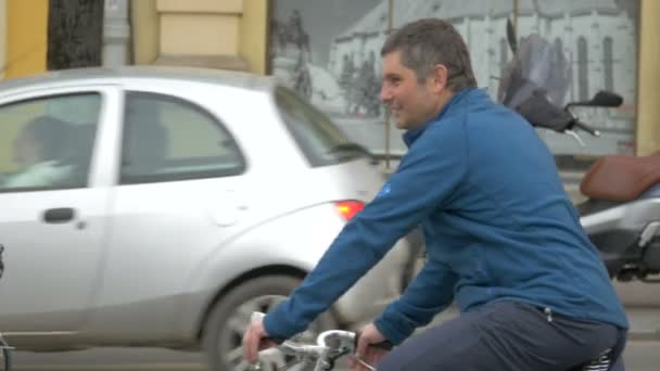 Hombre Con Traje Otras Personas Montando Bicicletas — Vídeo de stock
