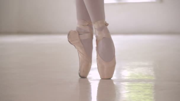 Ořezané Záběry Baletních Tanečnic Špičatých Botách — Stock video
