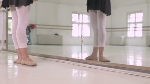 Przycięte Nagranie Tancerki Baletowej Ćwiczącej Studio — Wideo stockowe