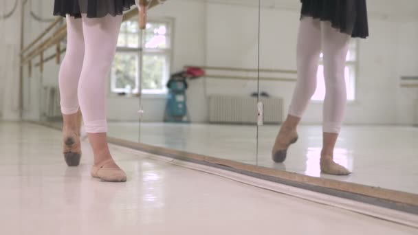 Ořezané Záběry Baletního Tanečníka Cvičícího Studiu — Stock video