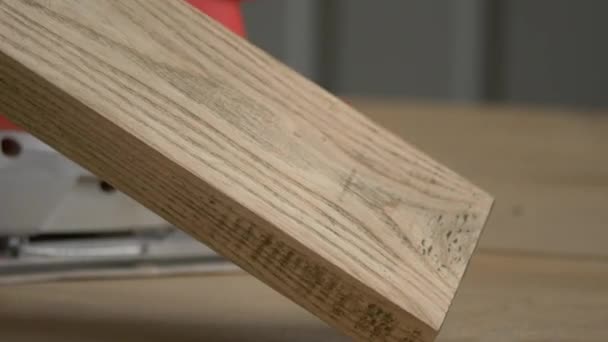 Ein Stück Holz Bürsten — Stockvideo