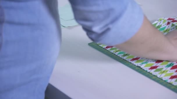 Mãos Organizando Tecido Colorido — Vídeo de Stock