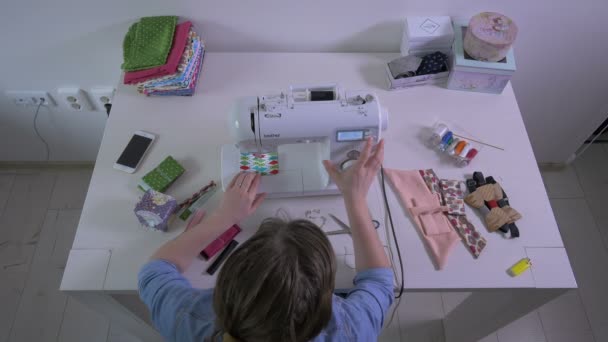 Hoher Winkel Einer Näherin Bei Der Arbeit — Stockvideo