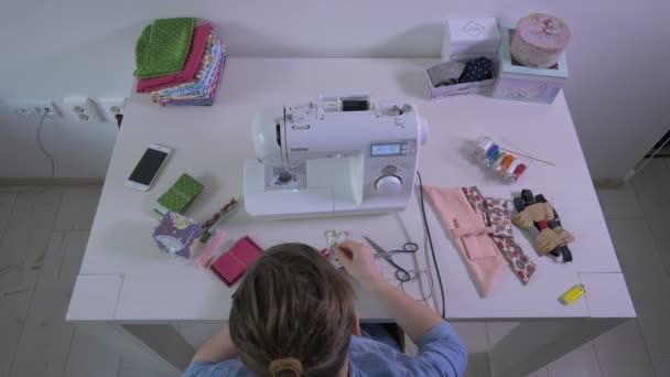 ミシンで働く女性の高角度 — ストック動画