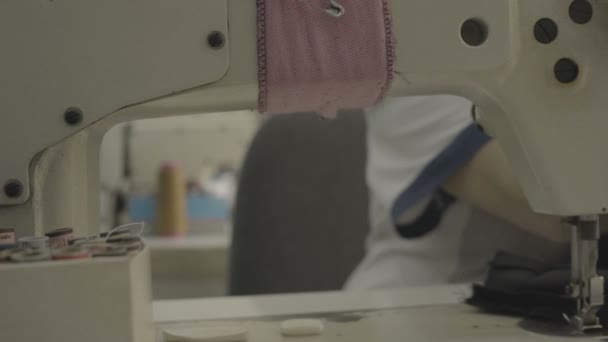 裁缝的手在裁缝店缝纫 — 图库视频影像