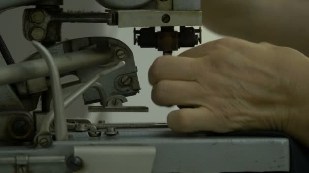 缝纫机上缝纫工的手 — 图库视频影像