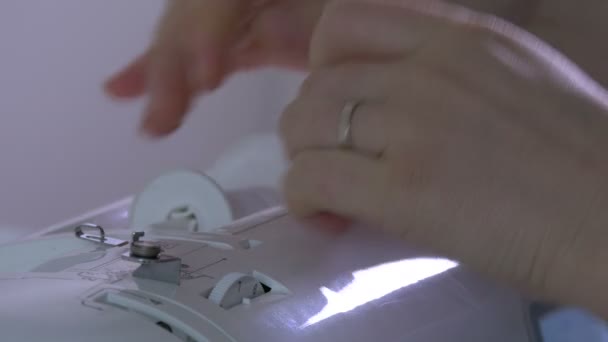 Mãos Preparando Linha Uma Máquina Costura — Vídeo de Stock