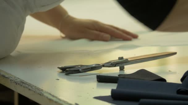 准备切割用织物的手 — 图库视频影像